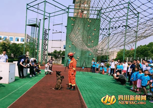 施工围档生产厂家德阳消防联合市医院开展“六一”儿童节主题活动